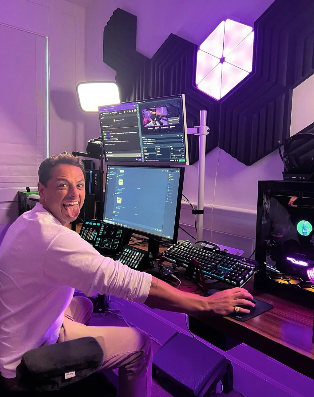 Chicharito en el setup de su canal de Twitch CH14, branding del canal