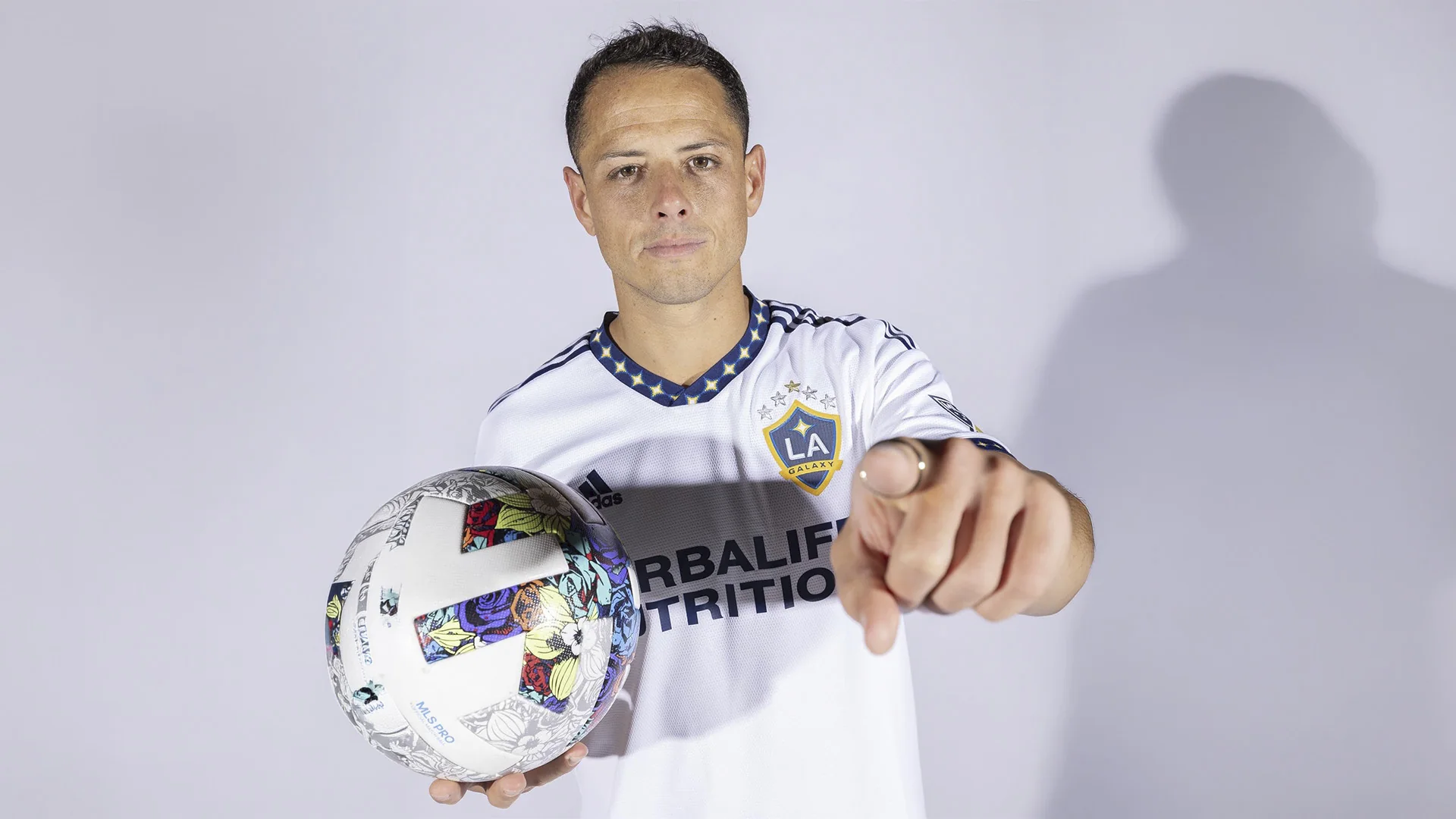 Chicharito Hernández con la camiseta de LA Galaxy, portada del proyecto de diseño