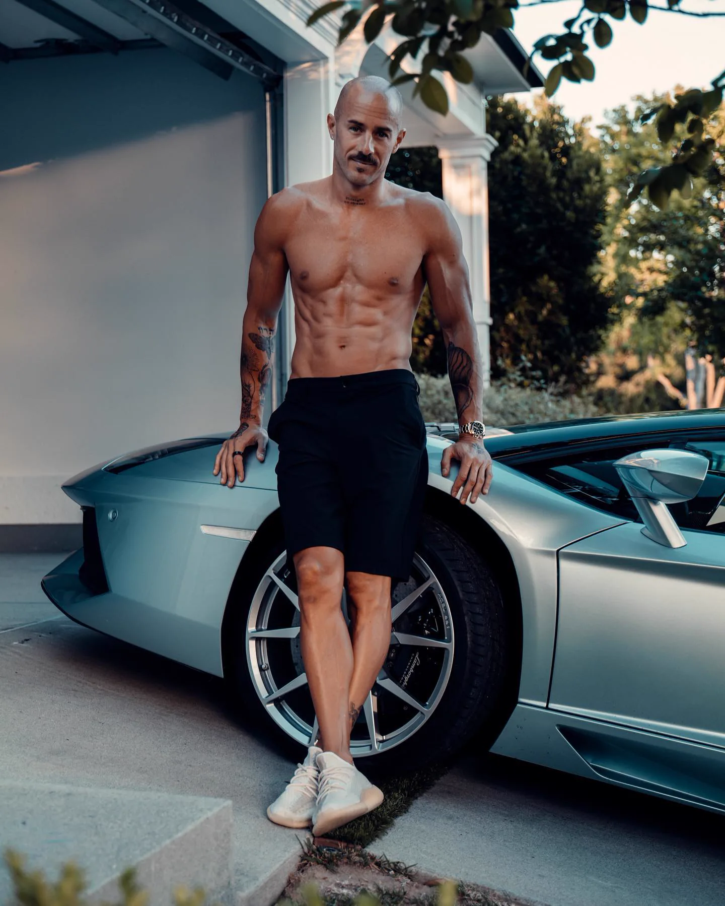 Diego Dreyfus junto a un auto deportivo, contenido para redes sociales
