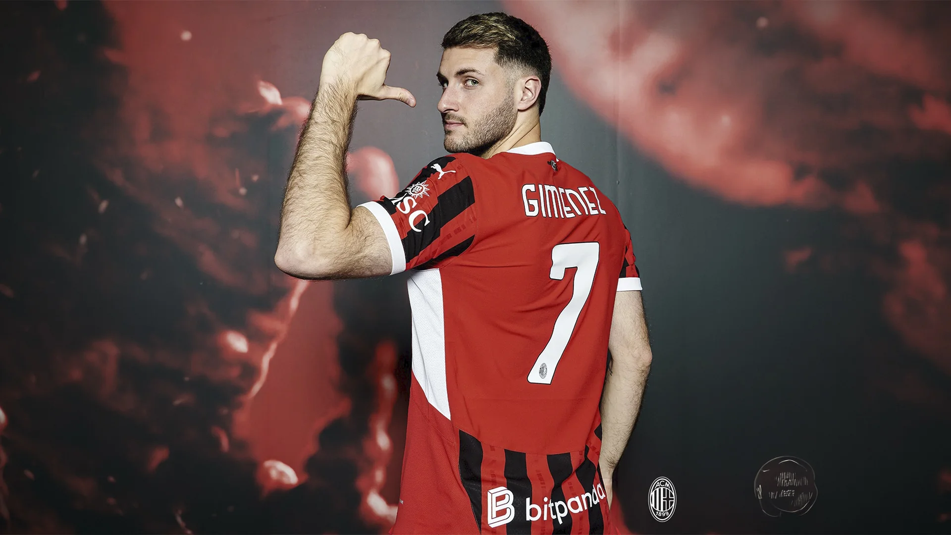 Santiago Giménez con la camiseta del Milan, portada del proyecto de dirección de arte